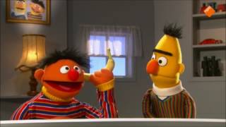 Bert en Ernie banaan in je oor [upl. by Magavern]