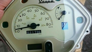 Vespa LX 50  LX 125  GTS  ET2  Tacho  Cockpit Batterie wechseln in 15 Minuten [upl. by Aissila]