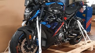 BMW M1000R Unboxing [upl. by Hogarth956]